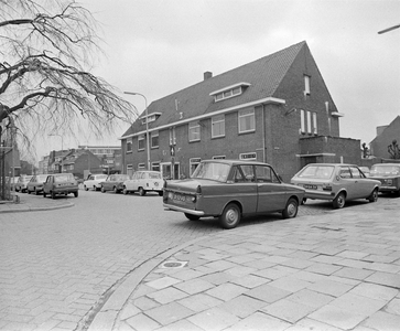 858365 Gezicht op het Boerhaaveplein te Utrecht, vanaf de Larixstraat (hoek Boerhaavelaan), met het Buurthuis Ondiep.